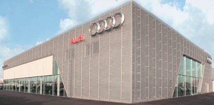 Geperforeerde aluminium platen gebruikt als gevelbekleding voor Audi garages